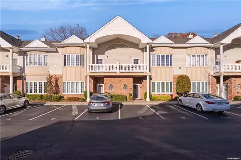 6 Sarah Ct #6, Amityville, NY 11701