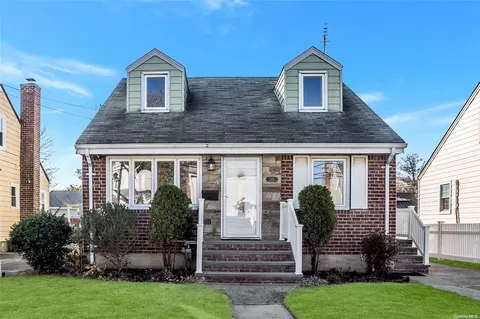 215 Royal Ave, North Hempstead, NY 11501