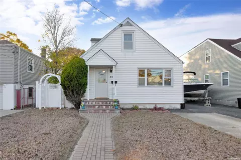 41 Coolidge Ave, Babylon, NY 11701
