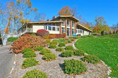 2 Fiddlers Green Dr, Huntington, NY 11743