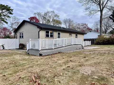10 Oak St, Manorville, NY 11949