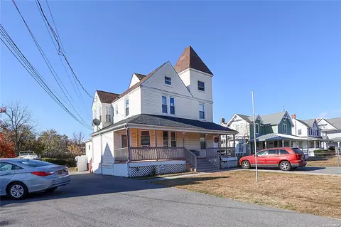 46 Park Ave, Bay Shore, NY 11706