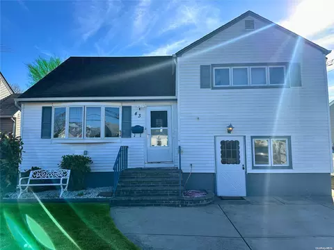 43 Jefferson St, Freeport, NY 11520