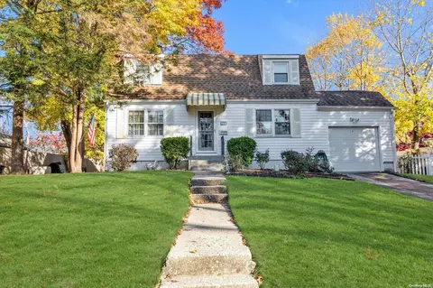 15 Georgetown Pl, Smithtown, NY 11787