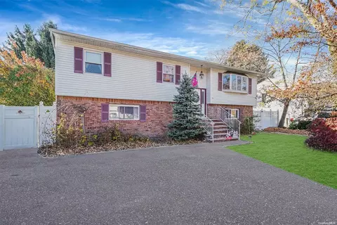 10 Martha Ln, Smithtown, NY 11787