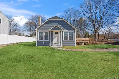 85 Floyd St, Deer Park, NY 11729