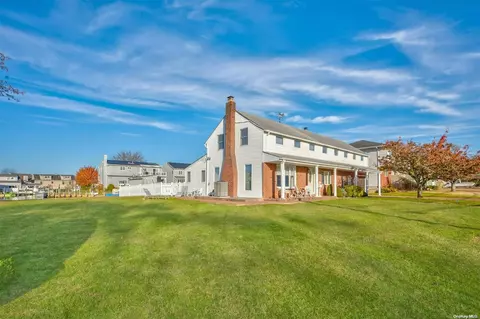 1 Jetmore Pl, Massapequa, NY 11758