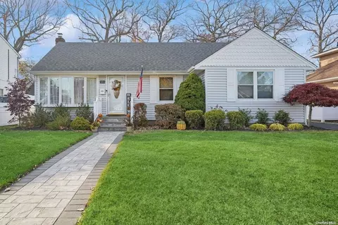 984 Barrie Ave, Wantagh, NY 11793