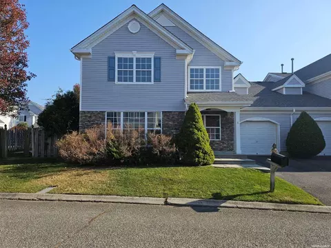 4 Robert Ln #4, Middle Island, NY 11953