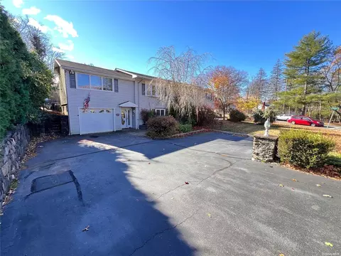 15 Laurel Rd, Clarkstown, NY 10956