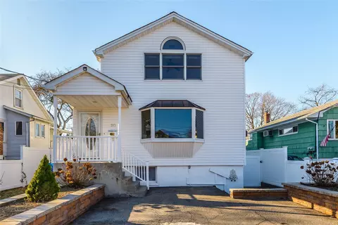 20 6th St, Bayville, NY 11709