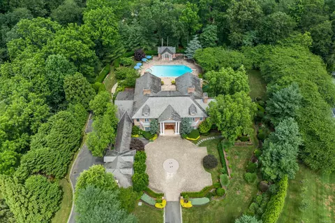 660 Chicken Valley Rd, Locust Valley, NY 11560