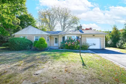 28 Walnut St, Smithtown, NY 11787