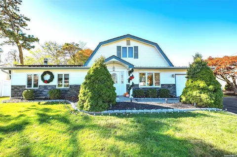 32 Torrey Pine Ln, Medford, NY 11763
