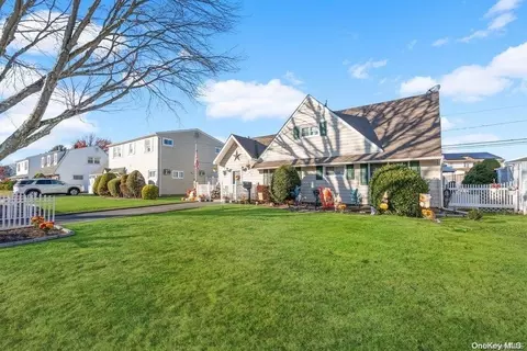 73 Winter Ln, Hicksville, NY 11801