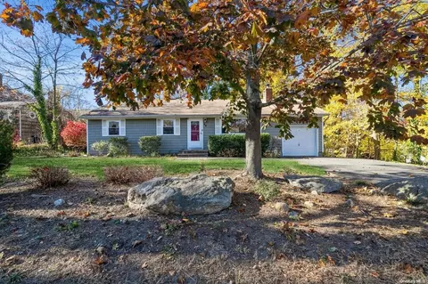 40 Hawthorne Rd, Kings Park, NY 11754