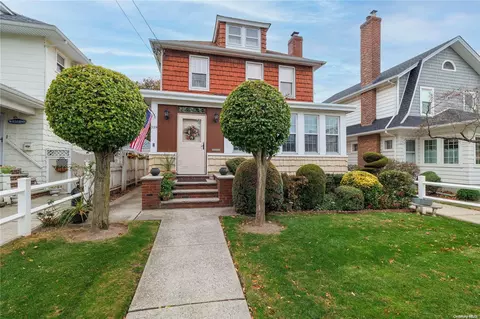 924 118th St, College Point, NY 11356