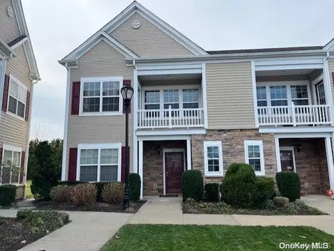 46 Wexford Ln #UPPER, Oceanside, NY 11572