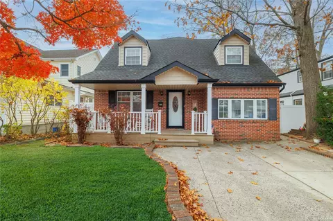 42 Thompson St, Valley Stream, NY 11580
