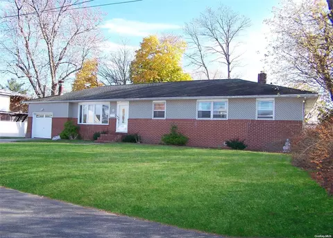 1549 5th St, West Babylon, NY 11704