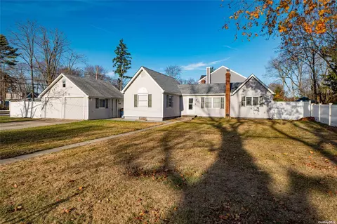 79 Hallock Ave, Smithtown, NY 11787