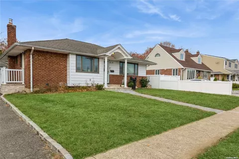 476 Whittier Ave, Levittown, NY 11756