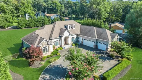 6 Buttonwood Dr, Dix Hills, NY 11746
