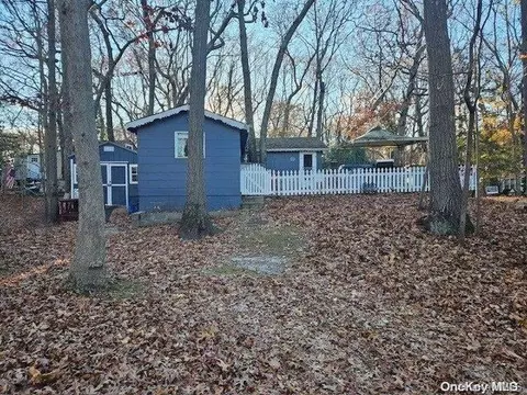 67 21st St, Wading River, NY 11792