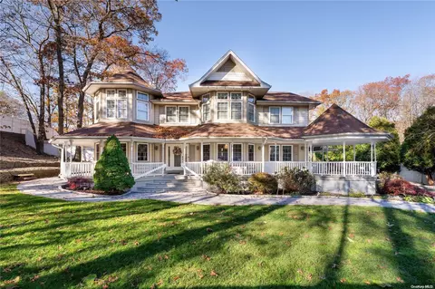 9 Martingale Ct, Setauket, NY 11733