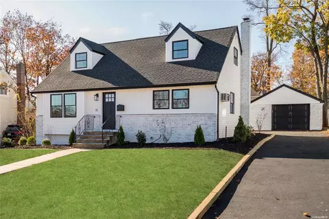 15 Bryce Ave, Glen Cove, NY 11542