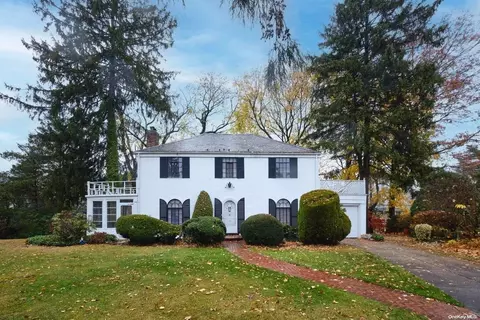 49 Fairway Ln, North Hempstead, NY 11030