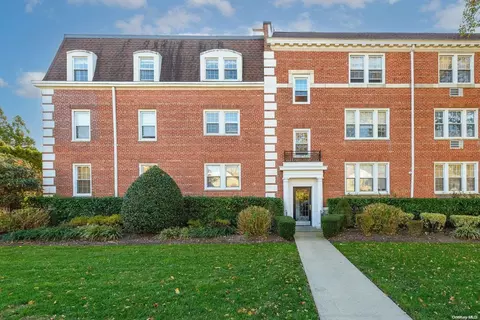 36 Hamilton Pl #J, Garden City, NY 11530