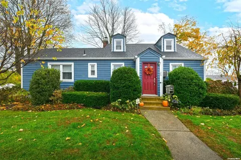 26 Cambridge St, Deer Park, NY 11729