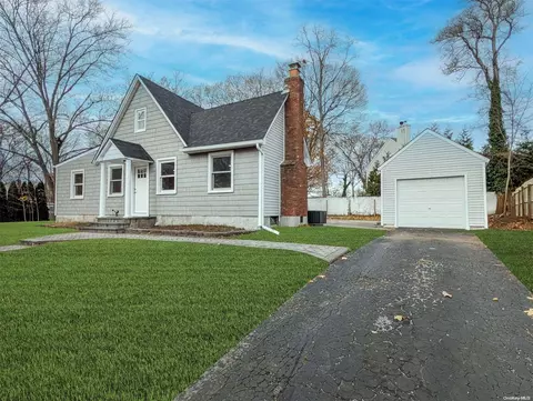 95 Steuben Blvd, Nesconset, NY 11767