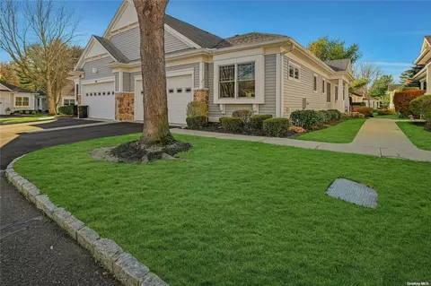 39 Oak Run #39, Stony Brook, NY 11790