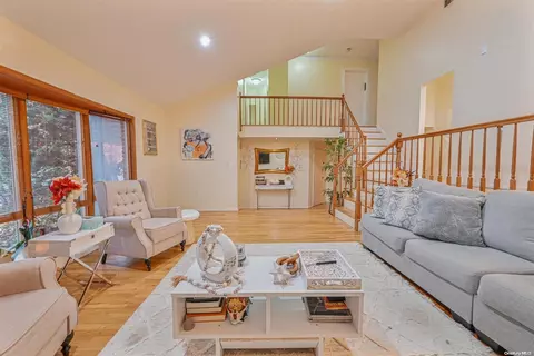 23 Geoffrey Ln, Hewlett, NY 11557