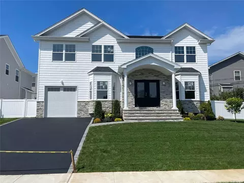 56 Syosset Cir, Syosset, NY 11791