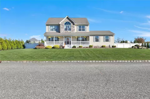 23 Sycamore Dr, East Moriches, NY 11940