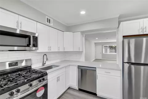 204 N Point Circle Cir #204, Coram, NY 11727