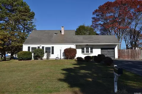 3 Virginia Pine Dr, Medford, NY 11763