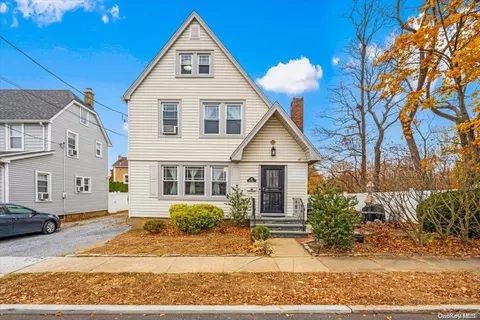22 Park Pl, North Hempstead, NY 11596