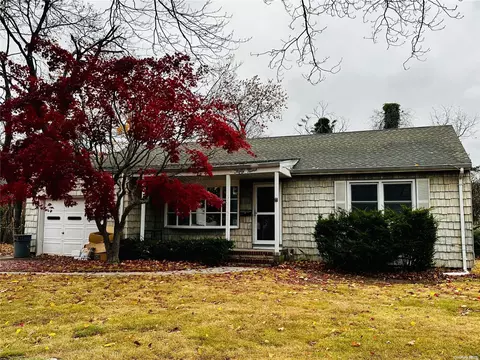 59 Paine St, Lindenhurst, NY 11757
