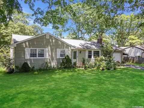 357 N North Country Rd, Smithtown, NY 11787