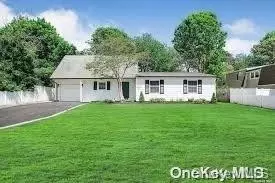 70 Meyer Ln, Medford, NY 11763