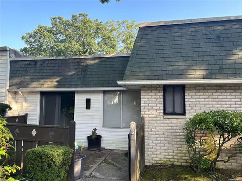 731 Blue Ridge Dr #731, Medford, NY 11763
