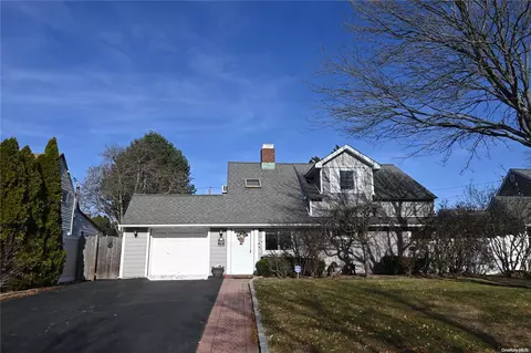 175 Willowood Dr, Wantagh, NY 11793