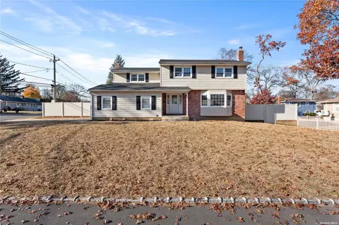 21 Genoa St, West Babylon, NY 11704