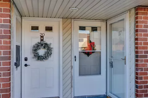 17 S Point Circle Cir #17, Brookhaven, NY 11727