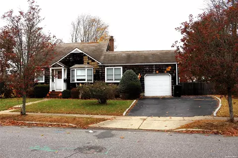 7 Alice Rd, West Islip, NY 11795