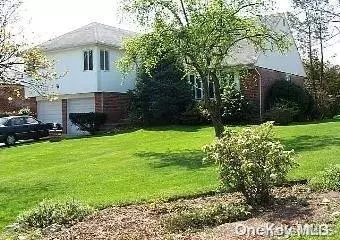 200 Robby Ln, North Hempstead, NY 11040